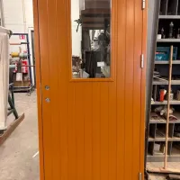 Ytterdörr tät stående sparning med glas NCS S4050-Y30R